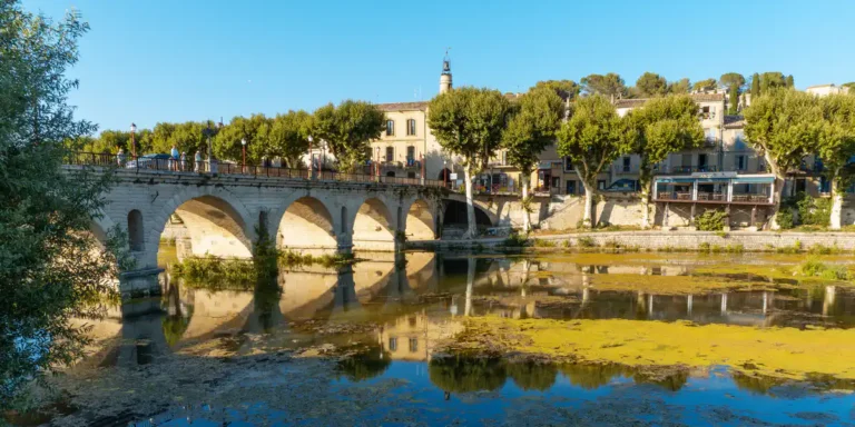 Le pont romain à Sommières, dans le gard, sur de France.