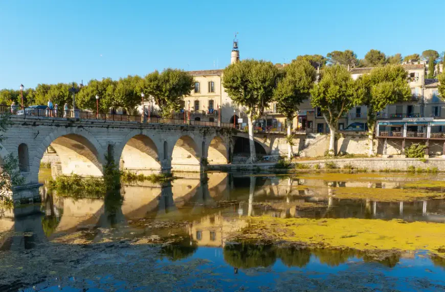 Le pont romain à Sommières, dans le gard, sur de France.