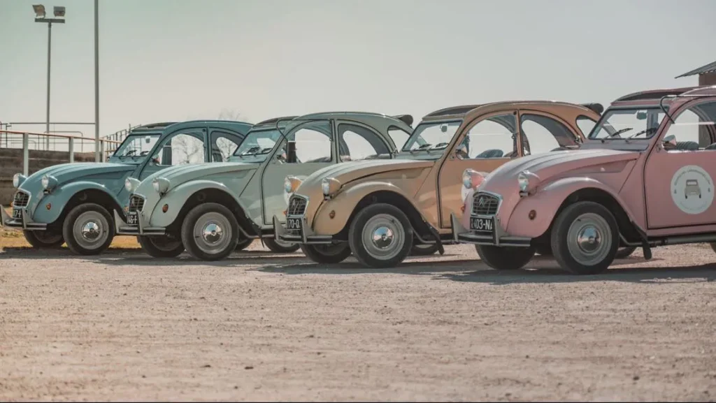 Alineación de Citroën 2CV vintage, listos para una aventura retro por la Camarga