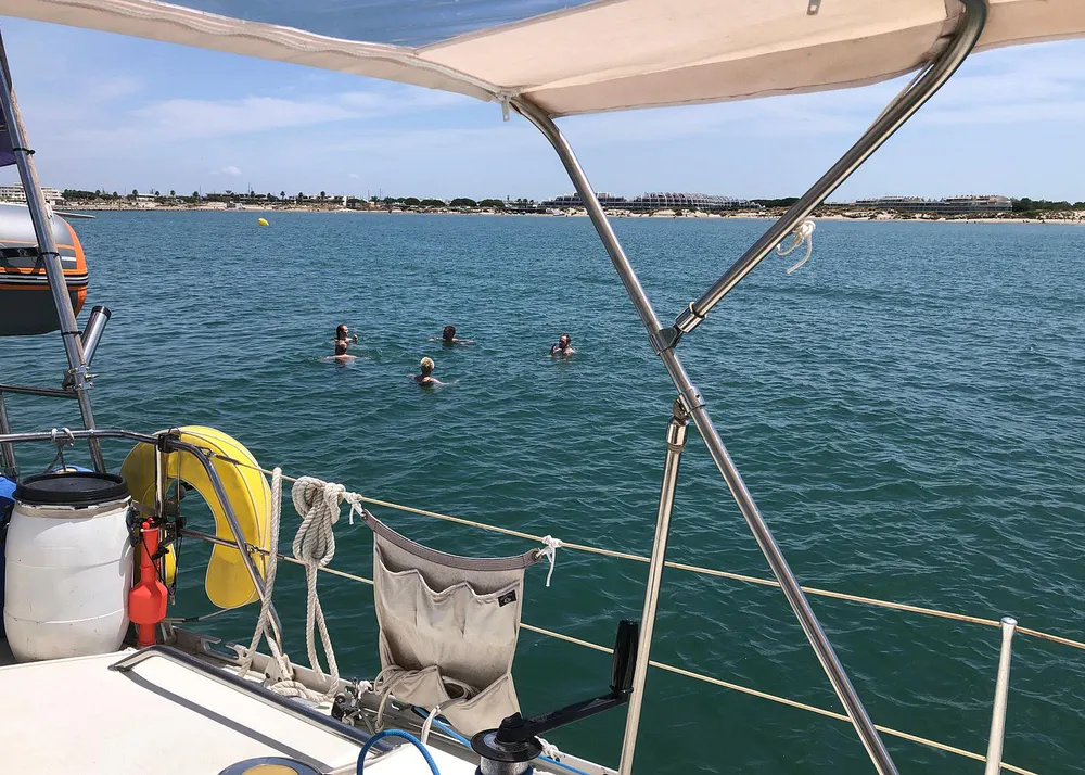 vista desde un catamarán con personas nadando en el mar cerca de Aigues-Mortes.