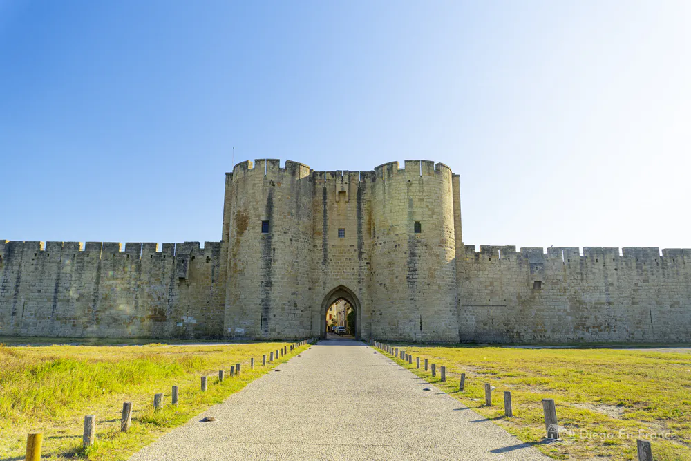 Vista frontal de la Porte de la Gardette, principal acceso a la ciudad medieval de Aigues-Mortes. Fotografía de diegoenfrance.com