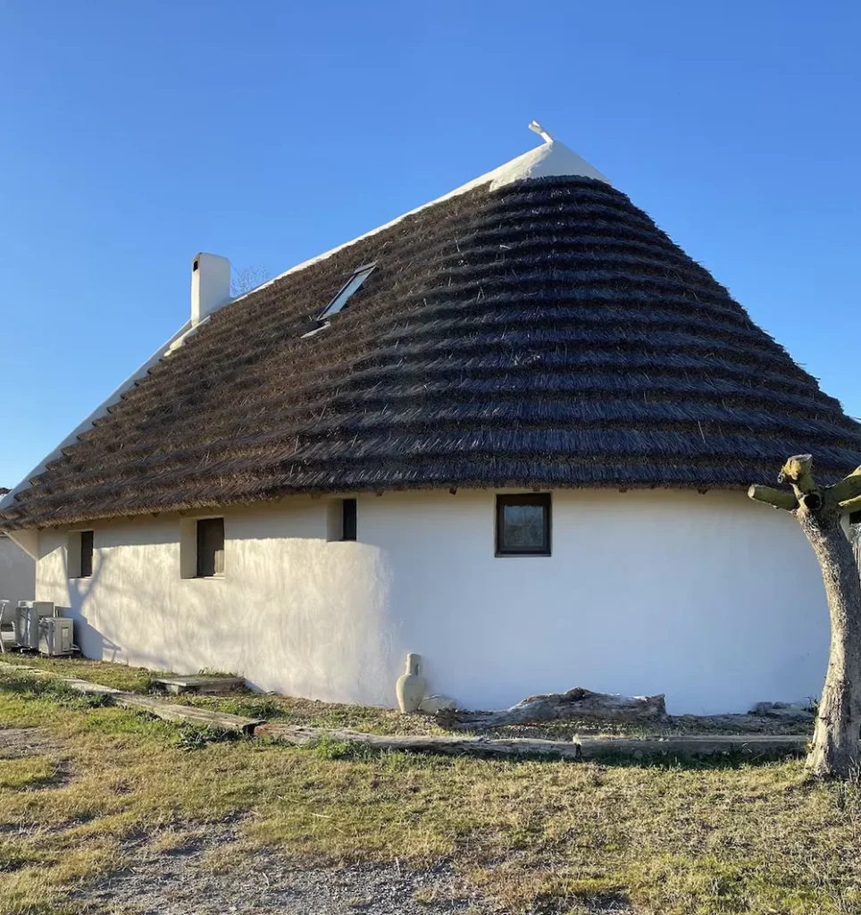 Casa típica de techo de paja en la Camarga, una postal auténtica entre las cosas que ver en Aigues-Mortes.