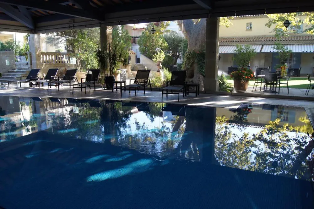Piscina cubierta y entorno elegante del hotel La Villa Mazarin, alojamiento con encanto en Aigues-Mortes.
