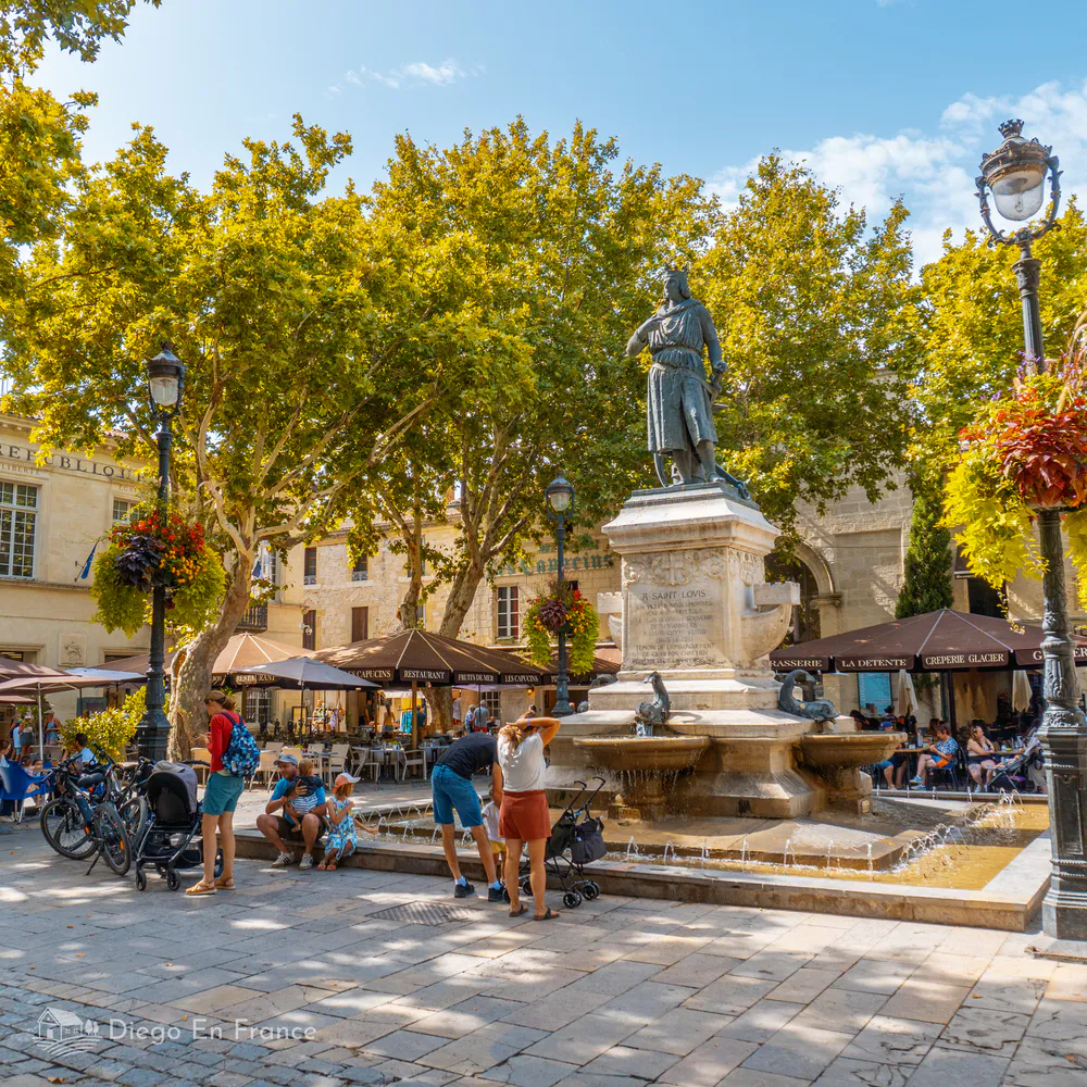 Fotografía de diegoenfrance.com: fuente central y ambiente familiar en la Place Saint-Louis, punto clave de Aigues-Mortes.