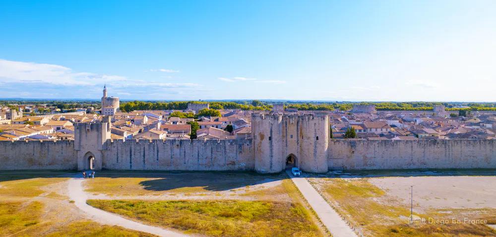 Fotografía de diegoenfrance.com: vista aérea de las murallas de Aigues-Mortes y el casco antiguo al interior.