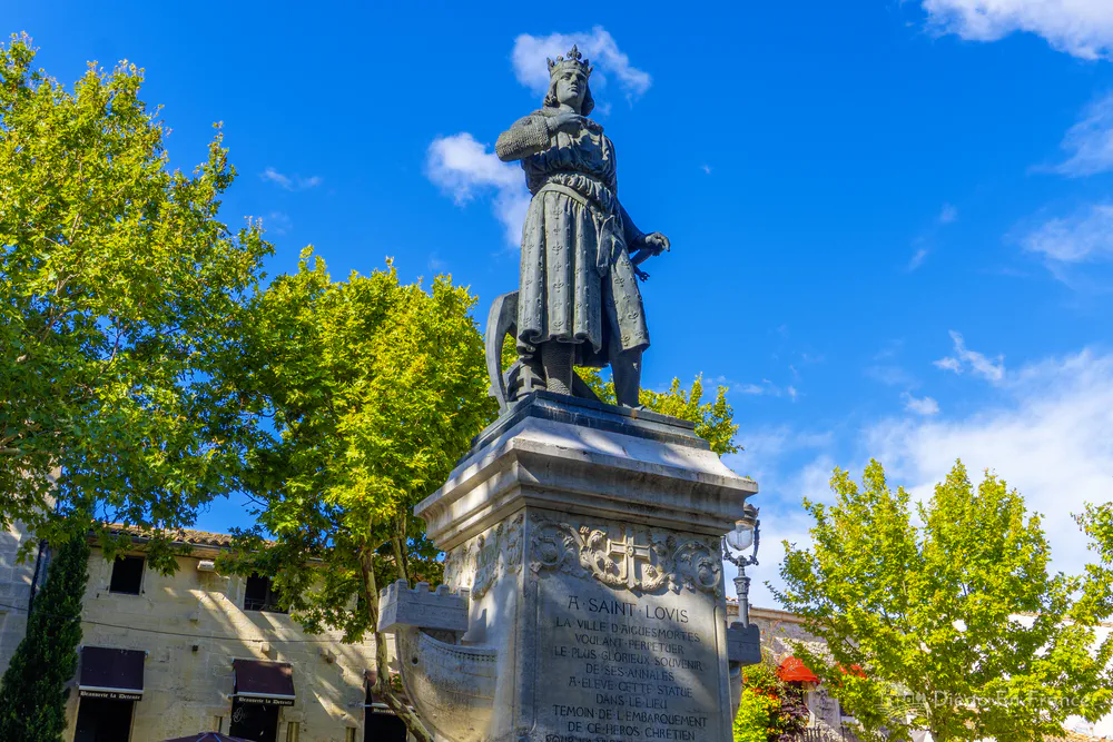 Escultura de Luis IX en la plaza central, fundador de Aigues-Mortes y alma de sus cruzadas. Fotografía de diegoenfrance.com