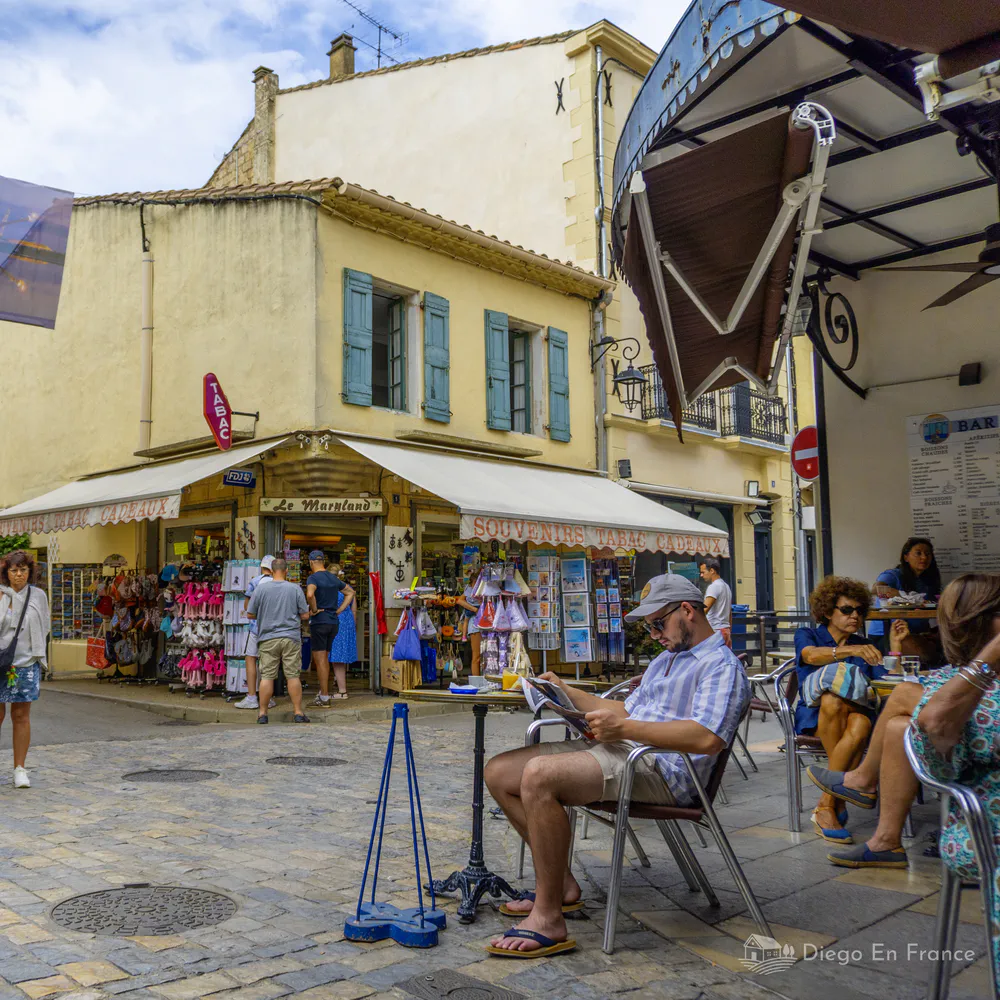 Turistas comprando souvenirs y tomando algo en una esquina típica del casco antiguo. Fotografía de diegoenfrance.com