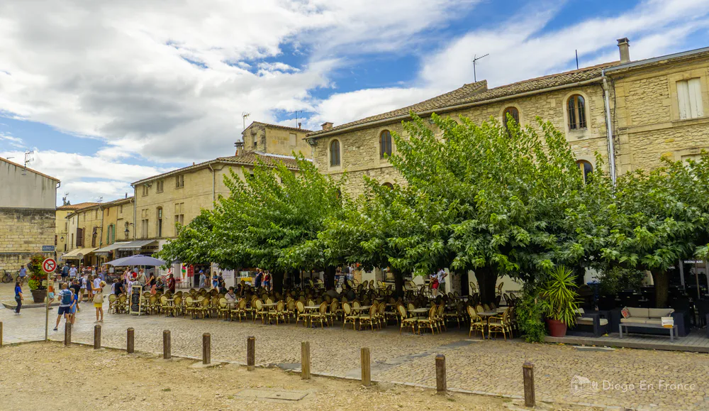 Restaurantes y cafés en una de las plazas más animadas de Aigues-Mortes. Fotografía de diegoenfrance.com