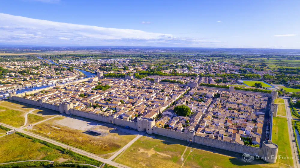 Perspectiva panorámica que muestra la forma cuadrada y las murallas intactas de Aigues-Mortes. Fotografía de diegoenfrance.com