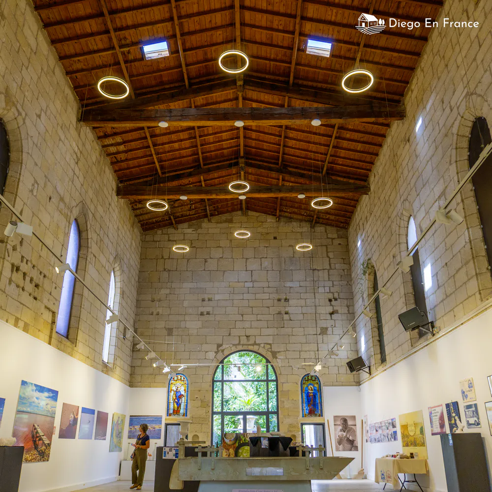 Interior de una capilla transformada en espacio cultural dentro de las murallas de Aigues-Mortes. Fotografía de diegoenfrance.com