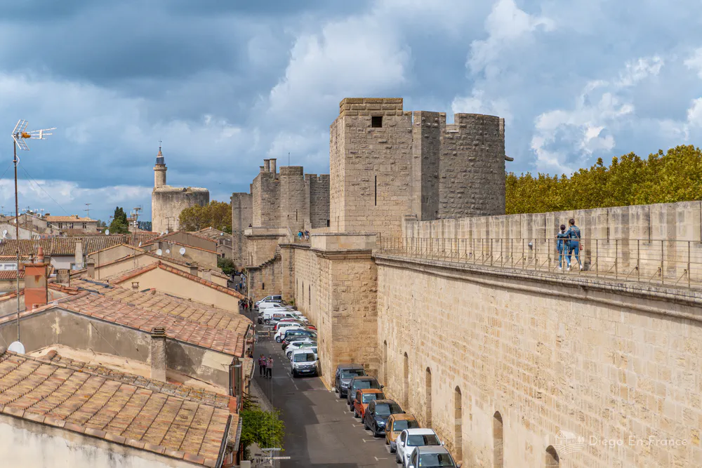 Fotografía de diegoenfrance.com: turistas caminando sobre las murallas de Aigues-Mortes con vista a los tejados.