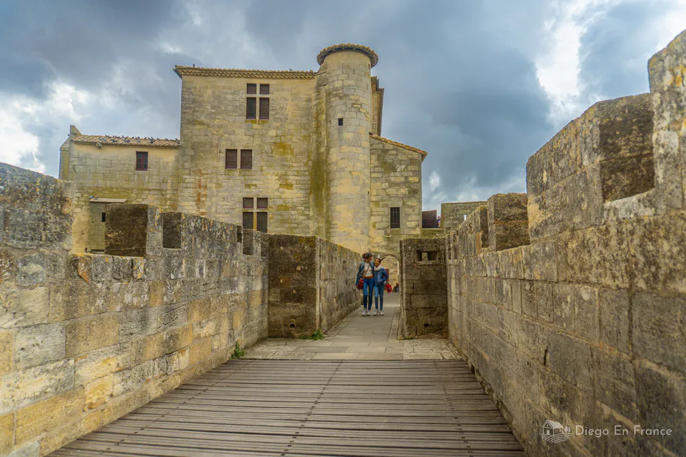 Tramo elevado de las murallas medievales, ideal para recorrer Aigues-Mortes en familia. Fotografía de diegoenfrance.com
