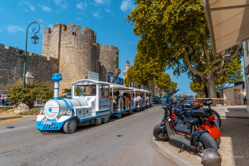 Tren turístico frente a las murallas de Aigues-Mortes, ideal para recorrer con niños. Fotografía de diegoenfrance.com