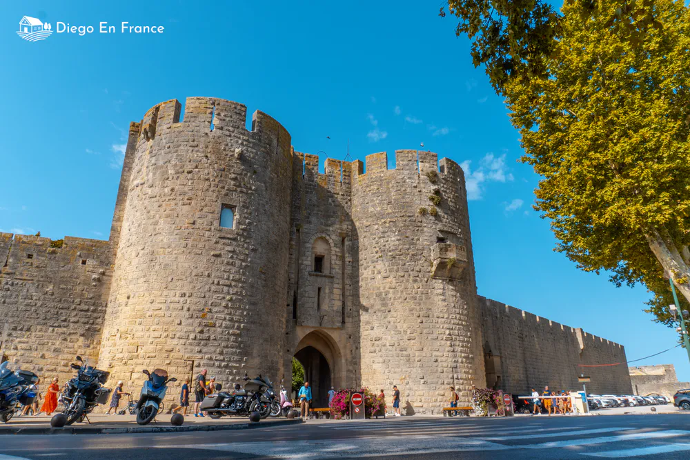 Fotografía de diegoenfrance.com: la puerta principal de Aigues-Mortes, punto de entrada a su ciudad amurallada.