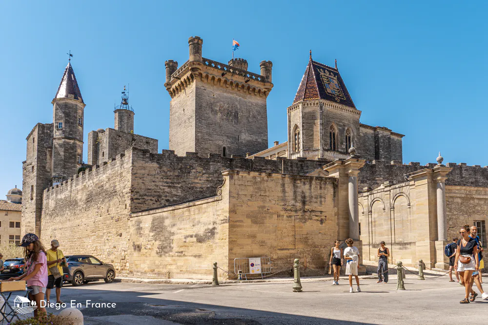 Le château ducal d'Uzès est une construction imposante au cœur de la ville.