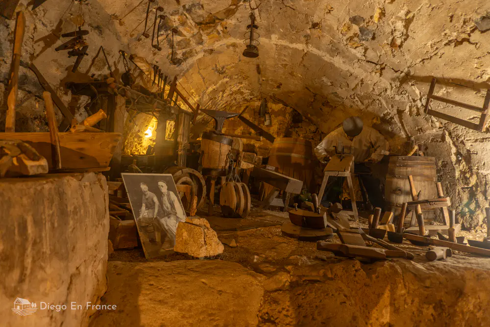 Interior del museo con herramientas antiguas y recreación de oficios tradicionales del pueblo