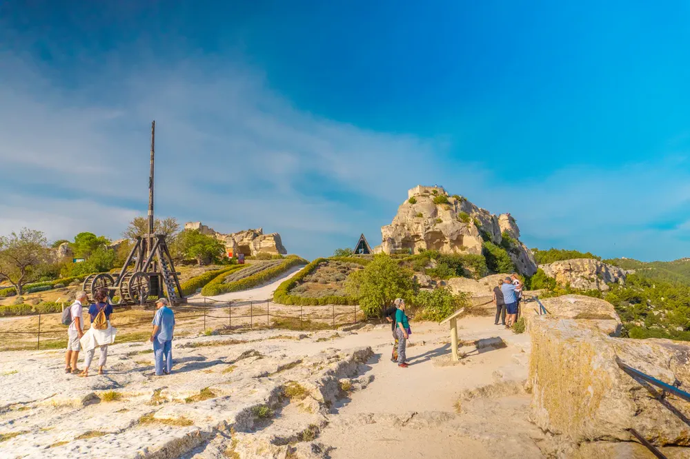 Fotografía de diegoenfrance.com del castillo medieval en Les Baux-de-Provence, punto fuerte del turismo cultural en la región.