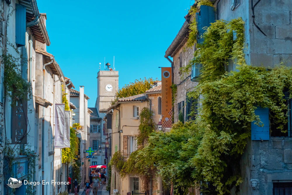 Fotografía de diegoenfrance.com de la calle comercial de Saint-Rémy con su arquitectura típica, ideal para el turismo de pueblo.