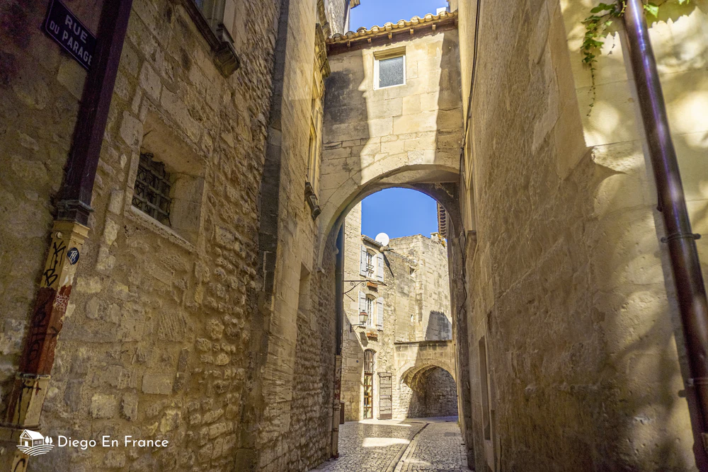 Fotografía de diegoenfrance.com de una calle empedrada en el casco antiguo, joya del turismo arquitectónico.