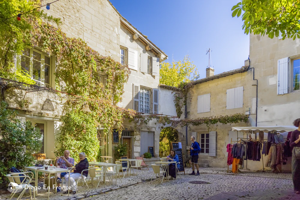 Fotografía de diegoenfrance.com de una plaza interior con cafés y tiendas, perfecta para descubrir el estilo de vida provenzal y qué ver en Saint Remy de Provence.