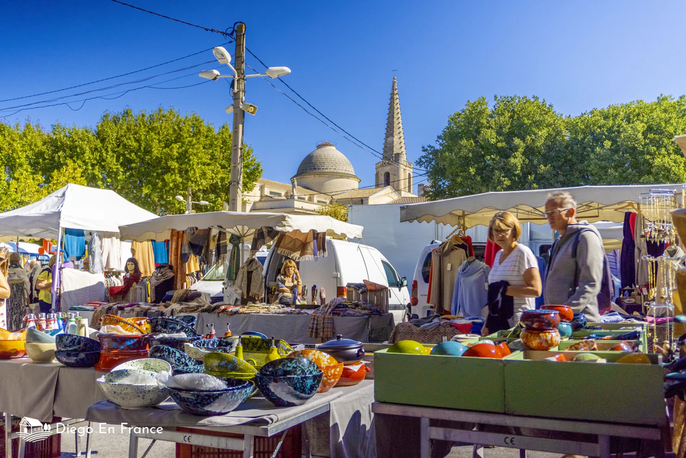 Fotografía de diegoenfrance.com del mercado de Saint Remy de Provence, ideal para vivir la autenticidad de la Provenza y descubrir qué ver en cada puesto.
