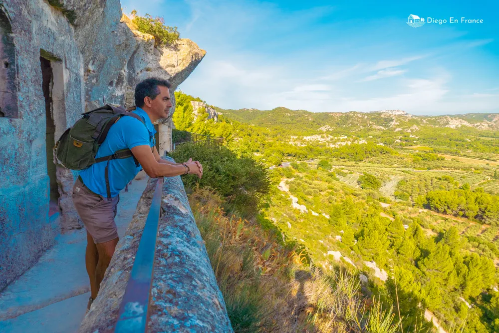 Fotografía de diegoenfrance.com de un excursionista contemplando el paisaje de Provenza, ideal para turismo de naturaleza.