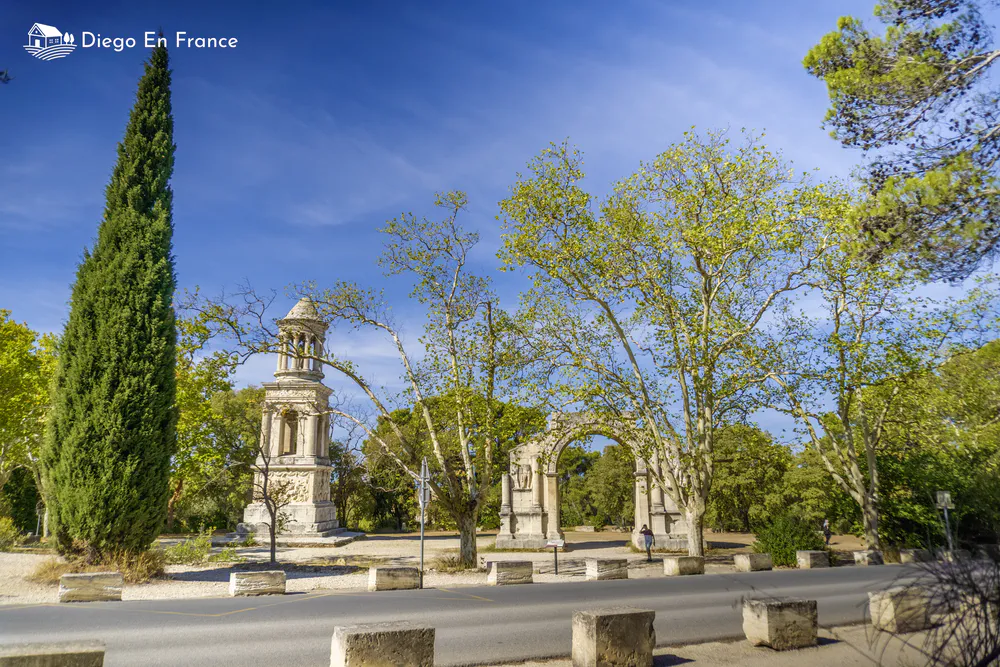Fotografía de diegoenfrance.com del mausoleo y arco romano, un clásico del turismo patrimonial en Provenza.