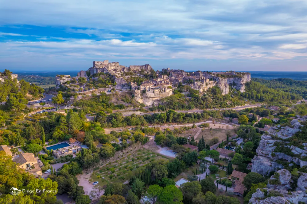 Fotografía de diegoenfrance.com del castillo de Les Baux, una de las visitas más impactantes del turismo en los Alpilles.