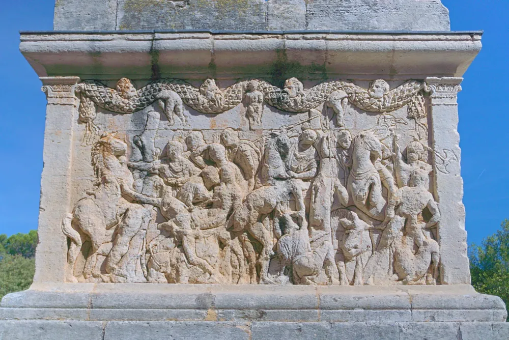 Fotografía de diegoenfrance.com del friso romano de Les Antiques, patrimonio esencial para el turismo histórico.