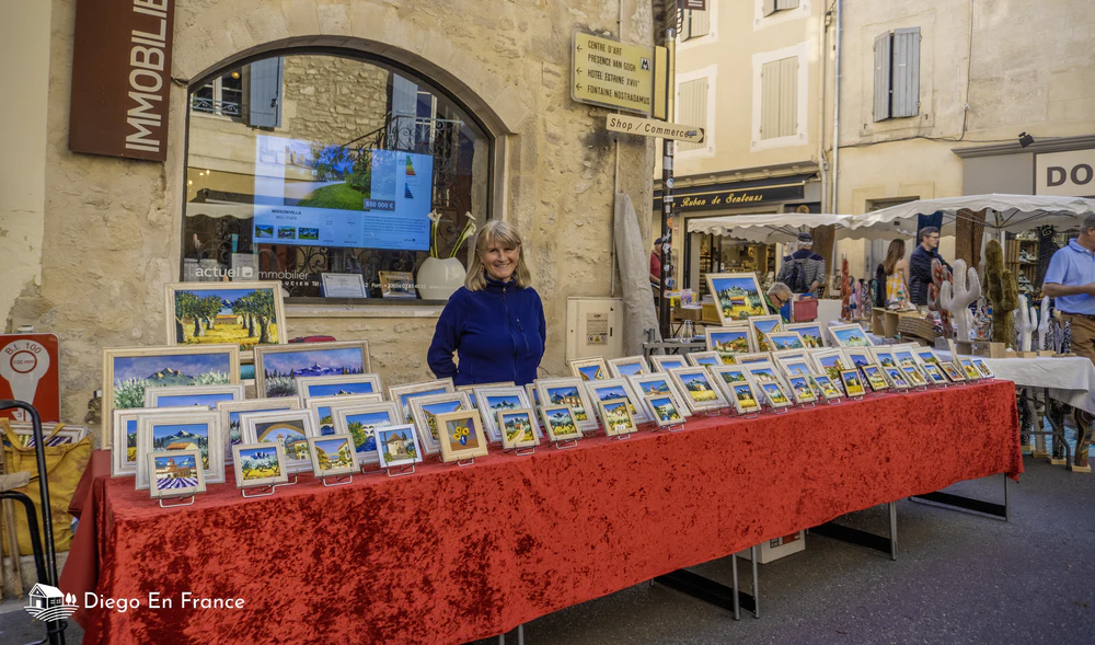 Fotografía de diegoenfrance.com de artista local en el mercado de Saint Remy, ejemplo vivo del arte y cultura que ver en Saint Remy de Provence.