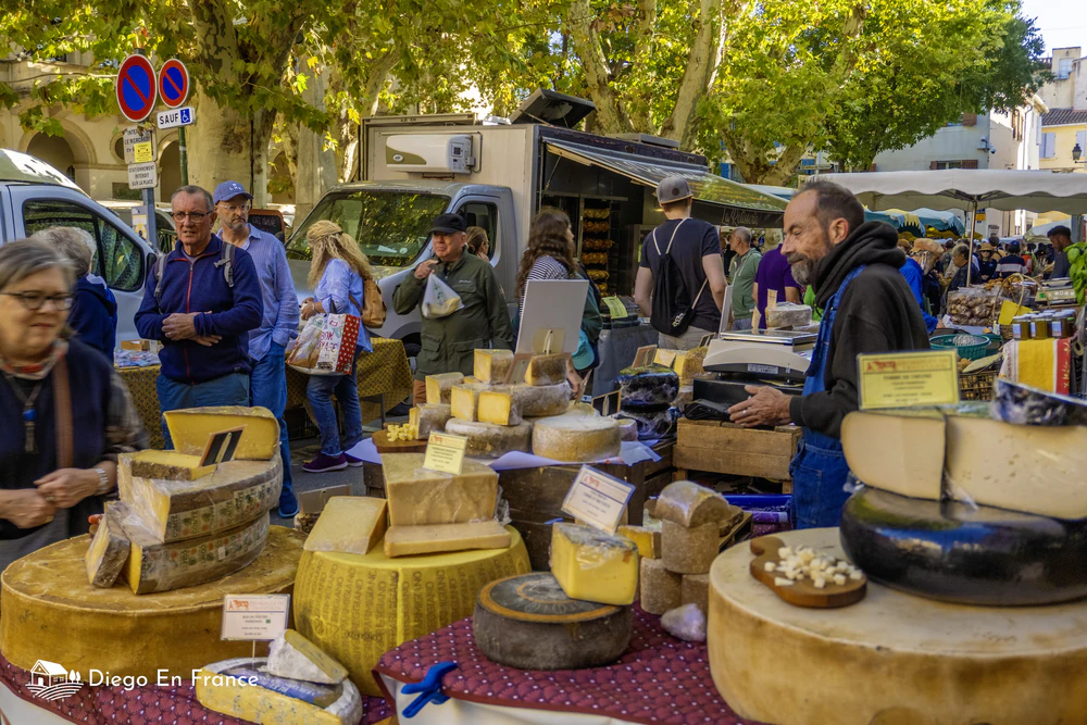 Fotografía de diegoenfrance.com de un puesto de quesos en Saint-Rémy, emblema del turismo gourmet.