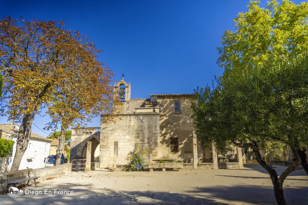 Fotografía de diegoenfrance.com de una iglesia histórica entre sombra y luz, testimonio del turismo patrimonial en la región.