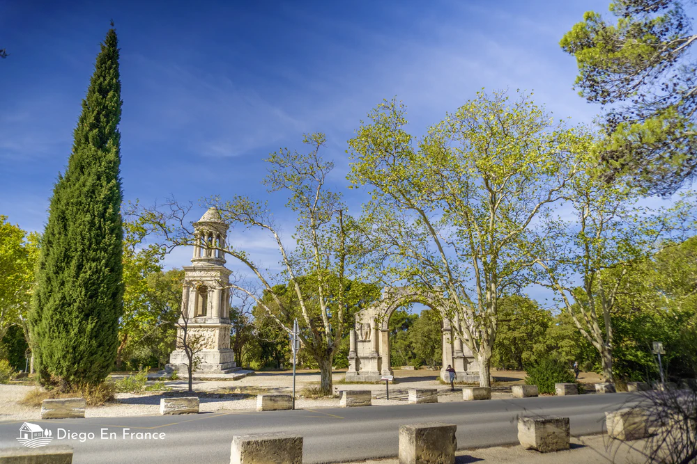 Fotografía de diegoenfrance.com del sitio arqueológico Les Antiques en Saint-Rémy, una parada imprescindible para los amantes de la historia y el turismo cultural.