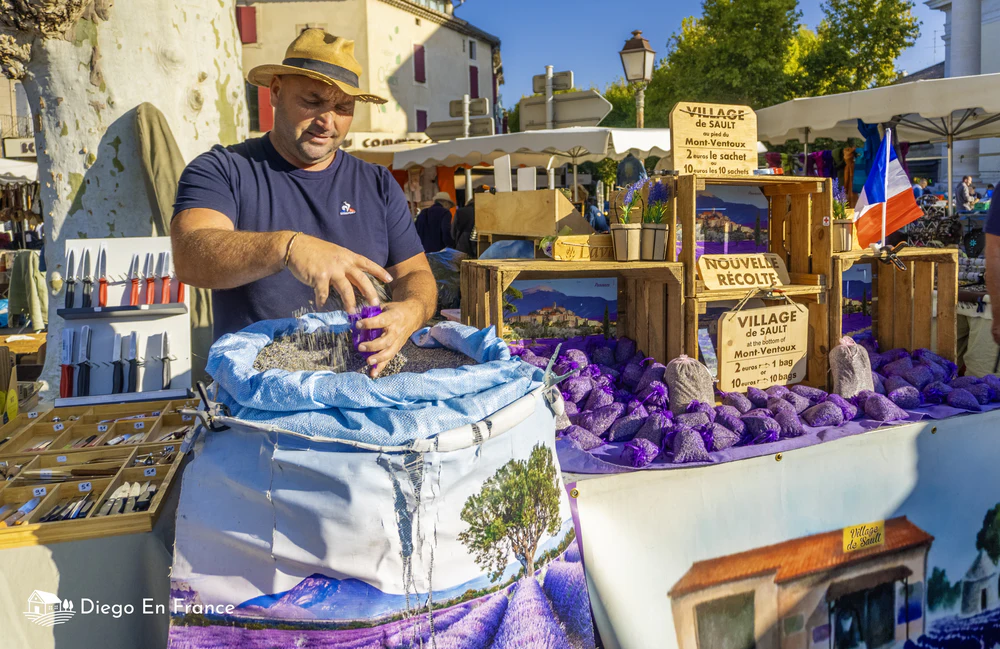 Fotografía de diegoenfrance.com de un productor local vendiendo lavanda en Saint-Rémy, símbolo del turismo auténtico en la Provenza.