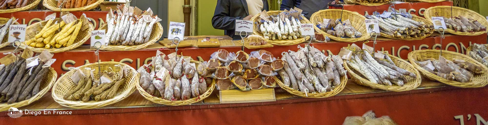 Fotografía de diegoenfrance.com de embutidos artesanales, delicias locales que enriquecen cualquier experiencia de turismo culinario.