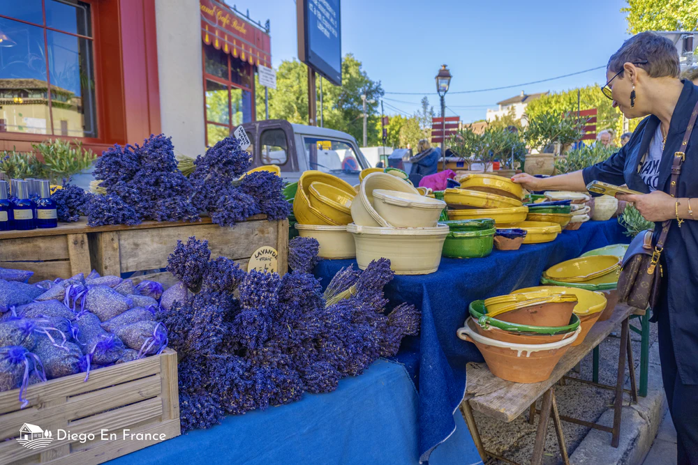 Fotografía de diegoenfrance.com de productos artesanales en el mercado local, una parada imprescindible que ver en Saint Remy de Provence.
