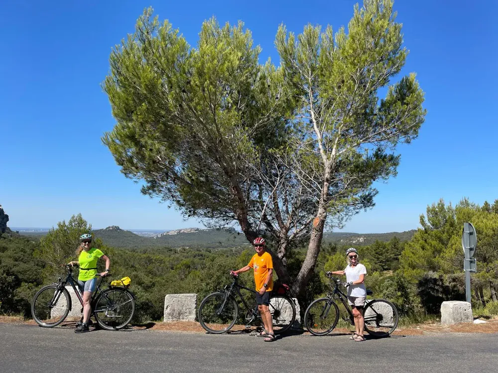 Ciclistas explorando los caminos panorámicos de los Alpilles, una actividad ideal para el turismo activo.