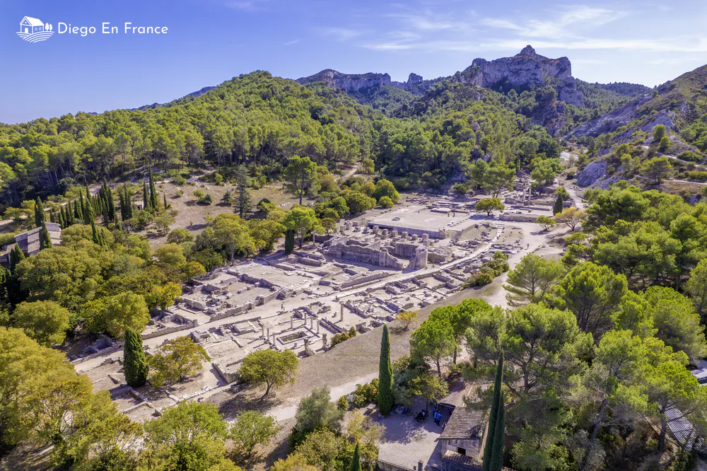 Fotografía de diegoenfrance.com del yacimiento de Glanum, una parada imprescindible para el turismo cultural en Saint-Rémy.