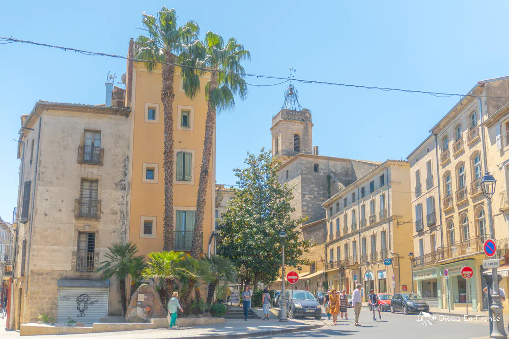 Fotografía de diegoenfrance.com de una plaza histórica de Pézenas con ambiente local