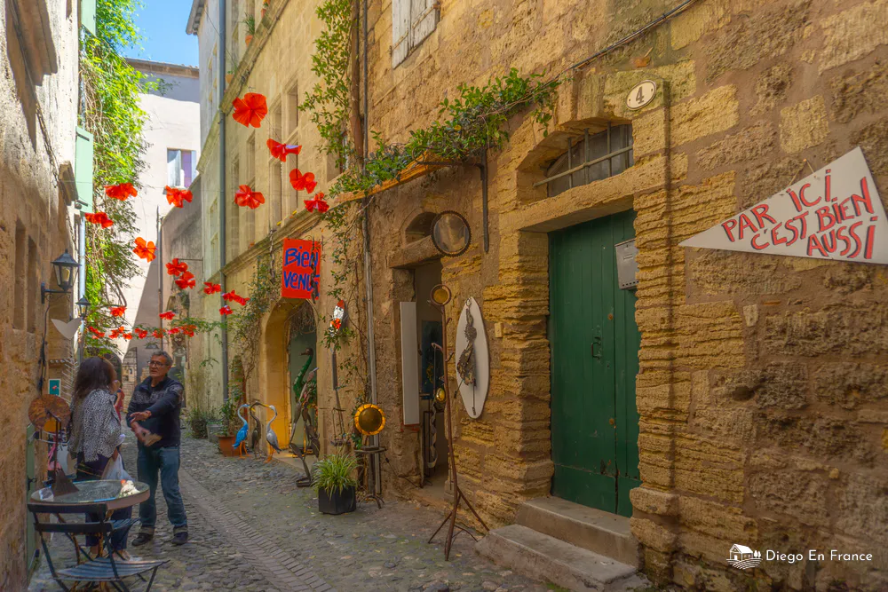Fotografía de diegoenfrance.com de un rincón con fachadas históricas en Pézenas