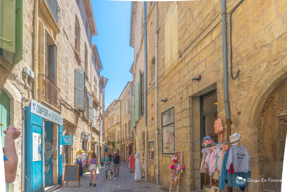 Fotografía de diegoenfrance.com de una calle comercial del centro histórico de Pézenas