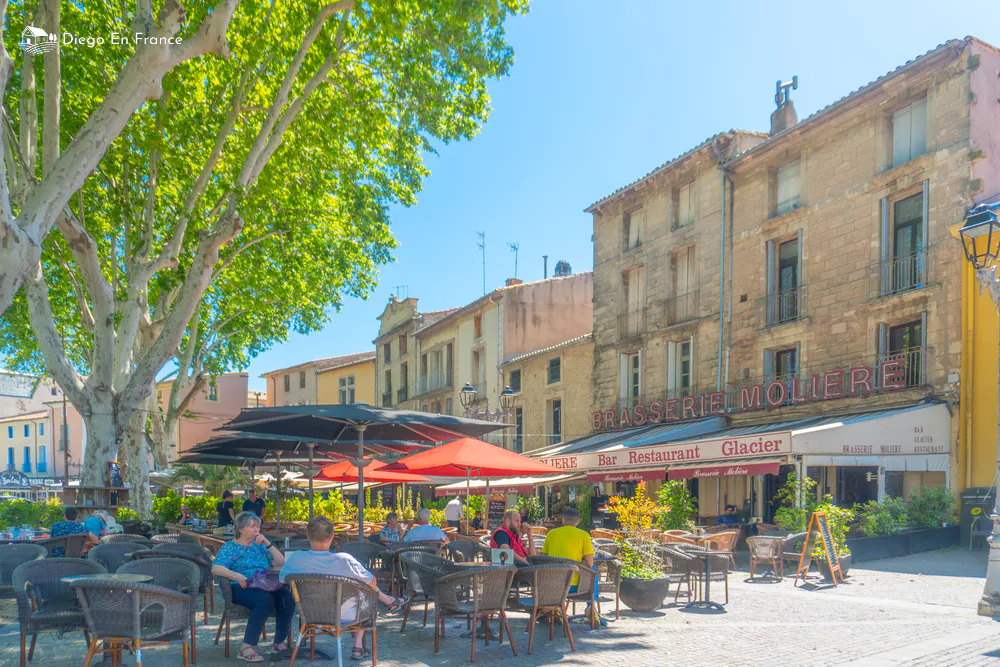 Fotografía de diegoenfrance.com de terrazas y restaurantes en una plaza de Pézenas