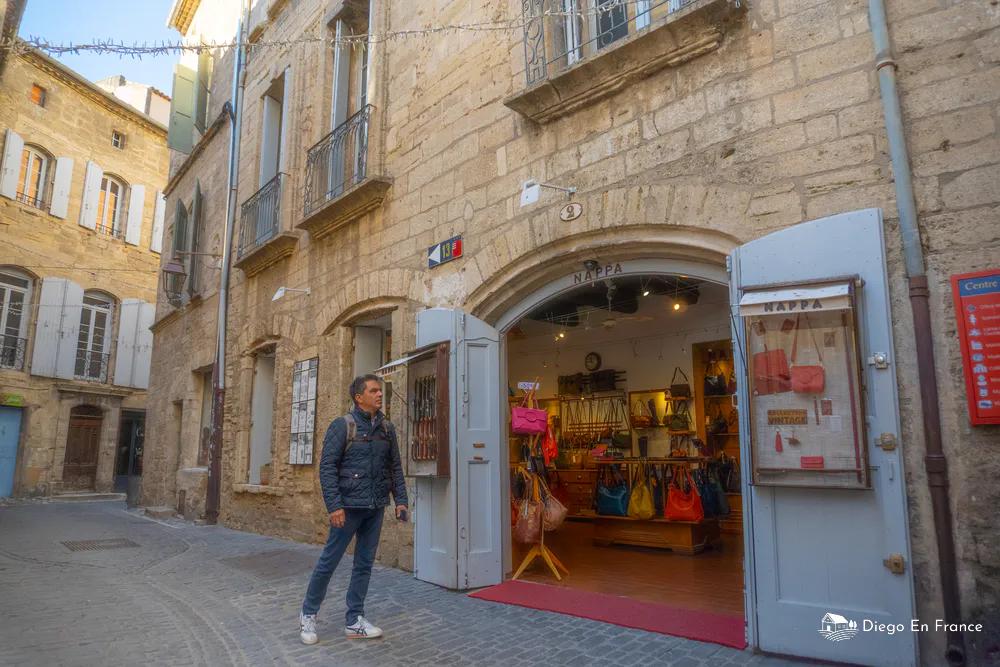 Fotografía de diegoenfrance.com de una calle del centro histórico de Pézenas con comercios locales