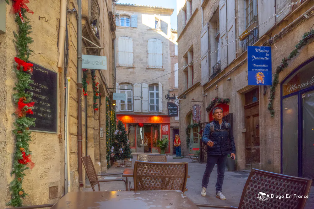 Fotografía de diegoenfrance.com de una calle estrecha del centro histórico de Pézenas
