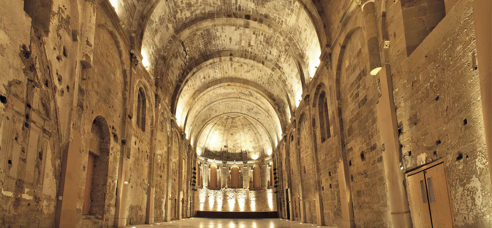 Fotografía de diegoenfrance.com del interior histórico de una abadía en Occitanie