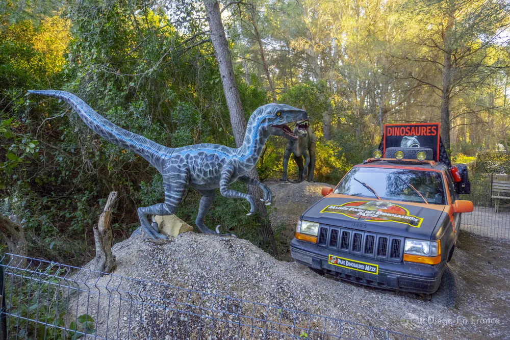 Fotografía de diegoenfrance.com del Museo de Dinosaurios de Mèze con figuras prehistóricas