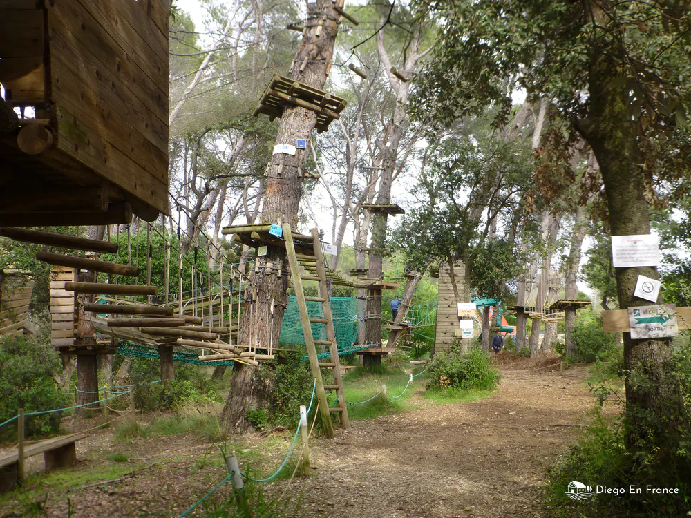 Accrobranche tree climbing activity for families in Occitanie. Photo by diegoenfrance.com 