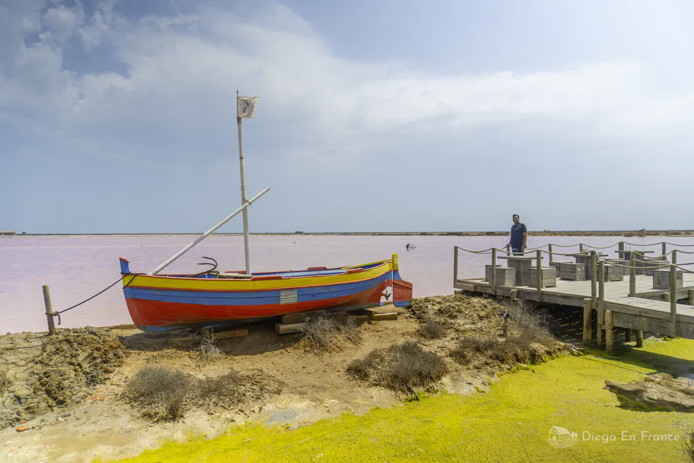 Fotografía de diegoenfrance.com de barca de madera junto a las salinas rosas de Gruissan.