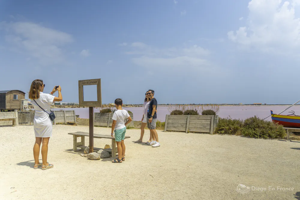 Fotografía de diegoenfrance.com de familia tomando fotos en el mirador de las salinas rosas de Gruissan.