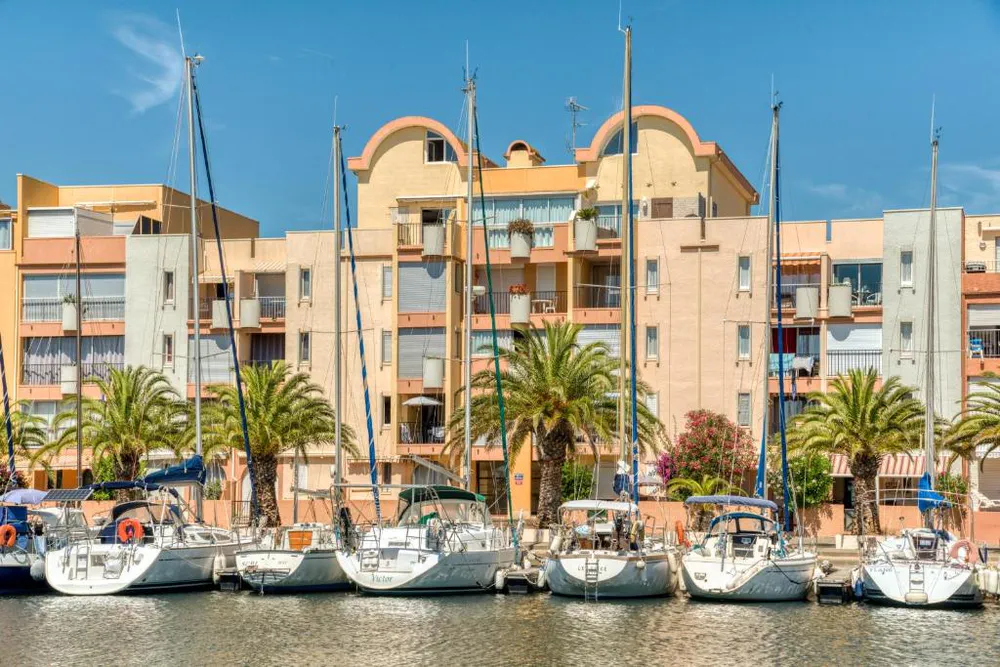 Fotografía de diegoenfrance.com de puerto deportivo frente al Méditerranée Port Soleil en Gruissan.